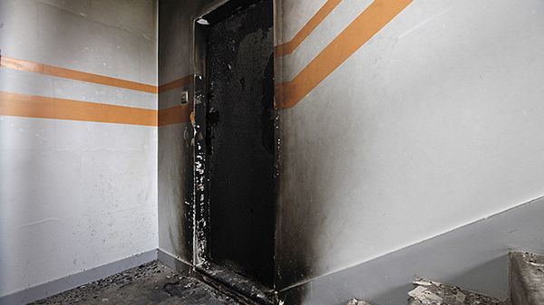 Drzwi do mieszkania, podpalonego 9 maja