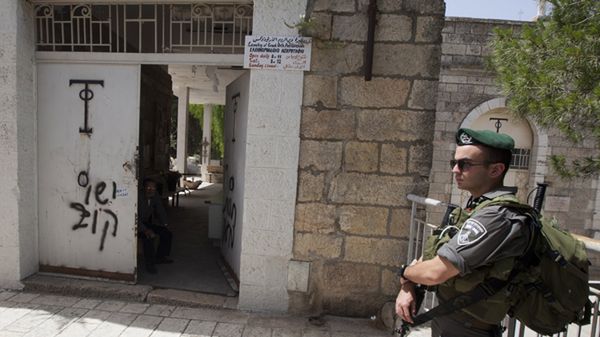 Napis po hebrajsku "Jezus małpa"