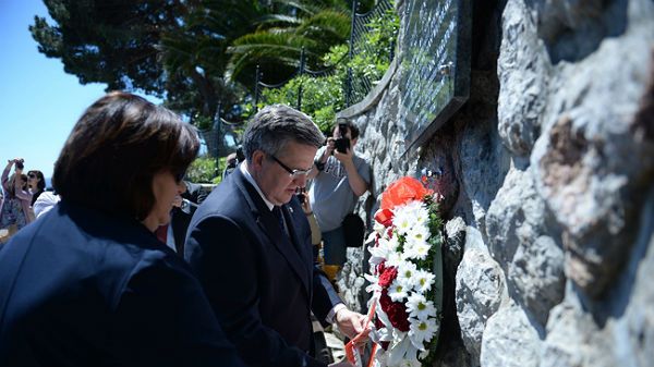 Prezydent RP Bronisław Komorowski z żoną Anną składają kwiaty pod tablicą Marszałka Józefa Piłsudskiego w Opatiji