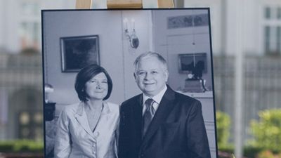 Kwiaty i znicze przy zdjęciu Lecha i Marii Kaczyńskich przed Pałacem Prezydenckim w Warszawie w 2010 r.