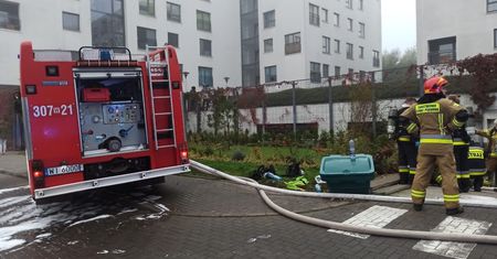 Warszawa. W garażu podziemnym zapaliły się samochody
