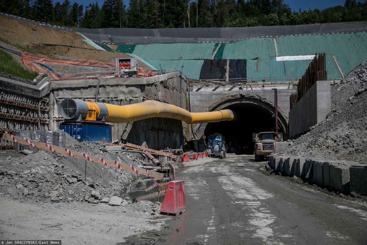 Najpierw zapowiadano, że tunel będzie gotowy do końca 2021 r. Później termin wyznaczono na luty b.r. Kolejna data ukończenia robót została ustalona na koniec czerwca