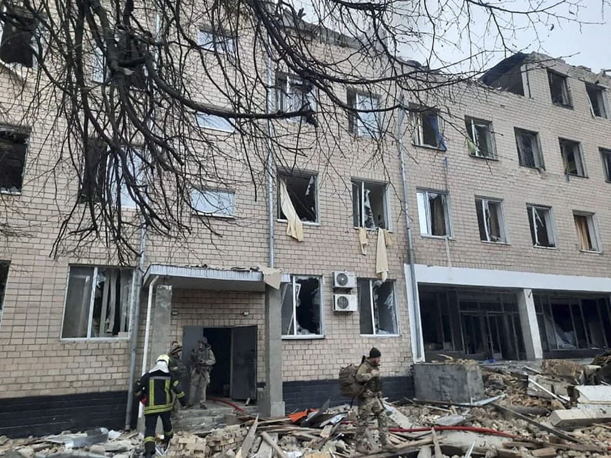 Budynek w Kijowie zniszczony wskutek rosyjskiego ataku 
