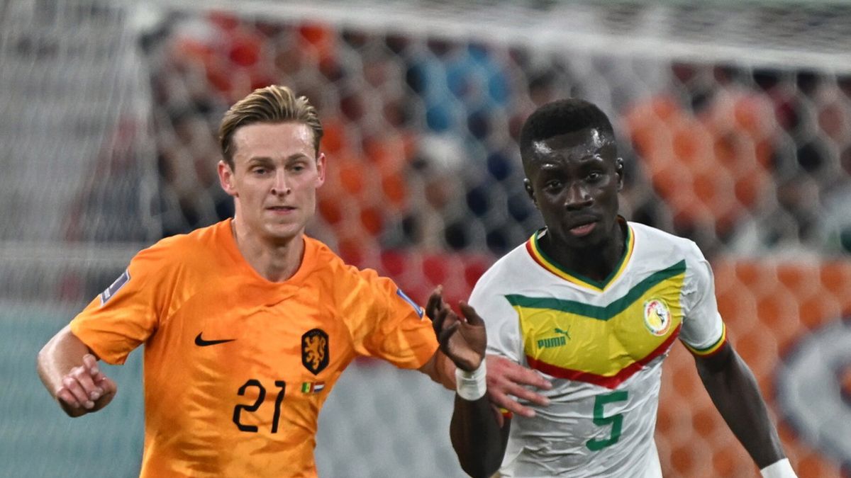 PAP/EPA / Noushad Thekkayil / Na zdjęciu: Frenkie de Jong (z lewej) i Idrissa Gueye (z prawej)