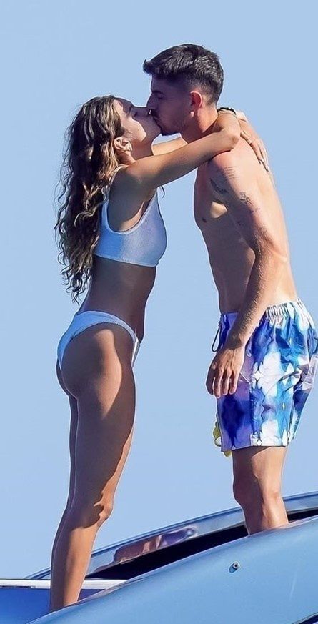 Niemiecki piłkarz odreagowuje odpadnięcie z Euro na jachcie u boku narzeczonej