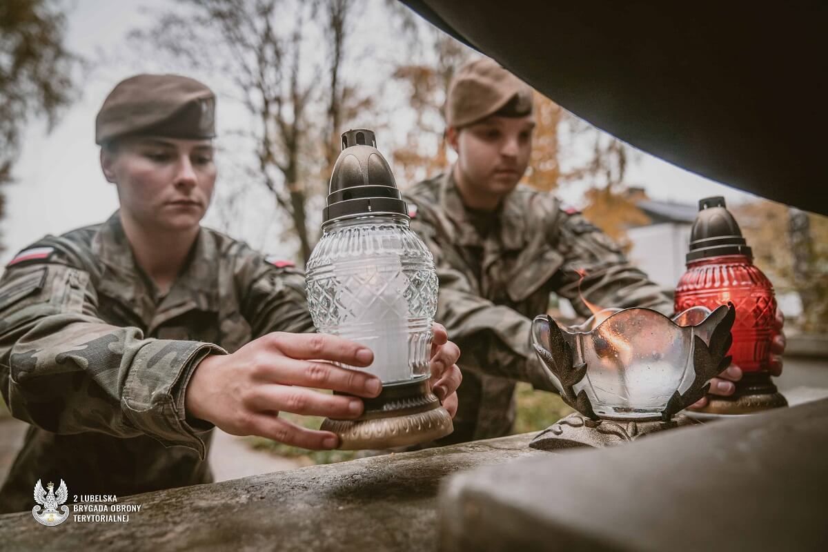 żołnierze 2LBOT, grób, znicze