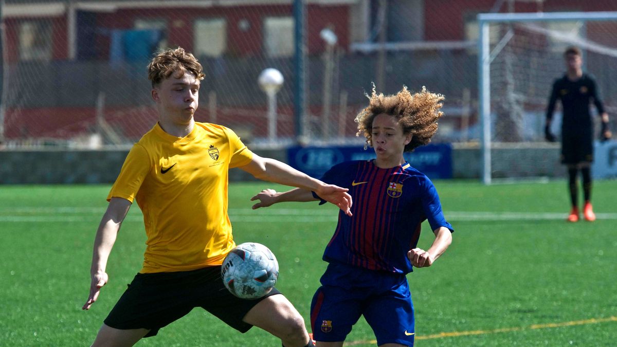 PAP/EPA / DAVID ARQUIMBAU / Na zdjęciu: Xavi Simons (z prawej)