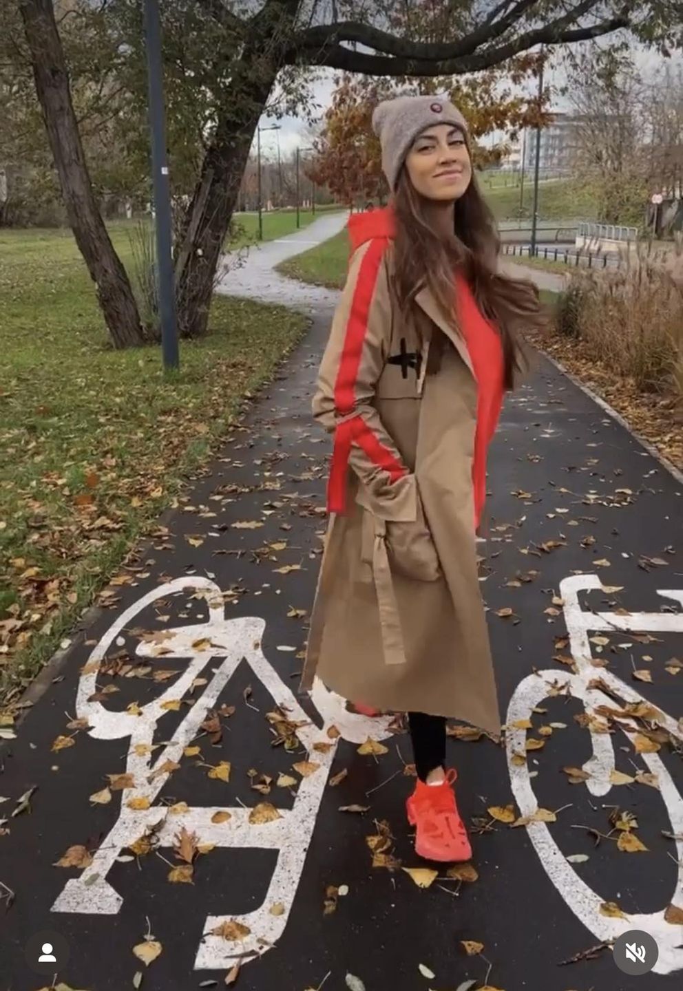Maja Hyży w beżowym płaszczu 