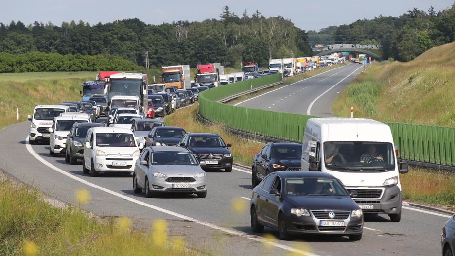 Wielokilometrowe korki tworzą się na autostradzie A1 między węzłami Grudziądz, Nowe Marzy i Warlubie