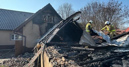 Pożar budynku gospodarczego w Tarnowie – strażacy walczyli z ogniem ponad 5 godzin