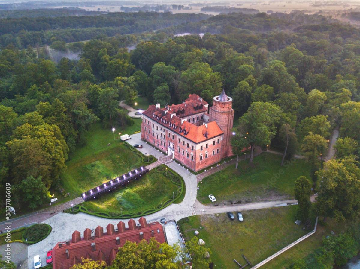 Stypendia burmistrza Uniejowa wręczone. Za osiągnięcia nagrodzono ponad setkę uczniów i kilkanaście organizacji
