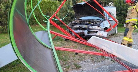 Jechał wężykiem. Ściął barierki i staranował przystanek