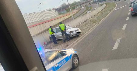 Poranne dachowanie za rondem z pniakiem. Kierowca i pasażer uciekli pieszo w kierunku pobliskiego osiedla