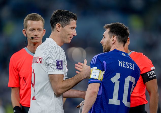 Lewandowski i Messi podczas rywalizacji na MŚ w Katarze (fot. Marvin Ibo Guengoer/GettyImages)
