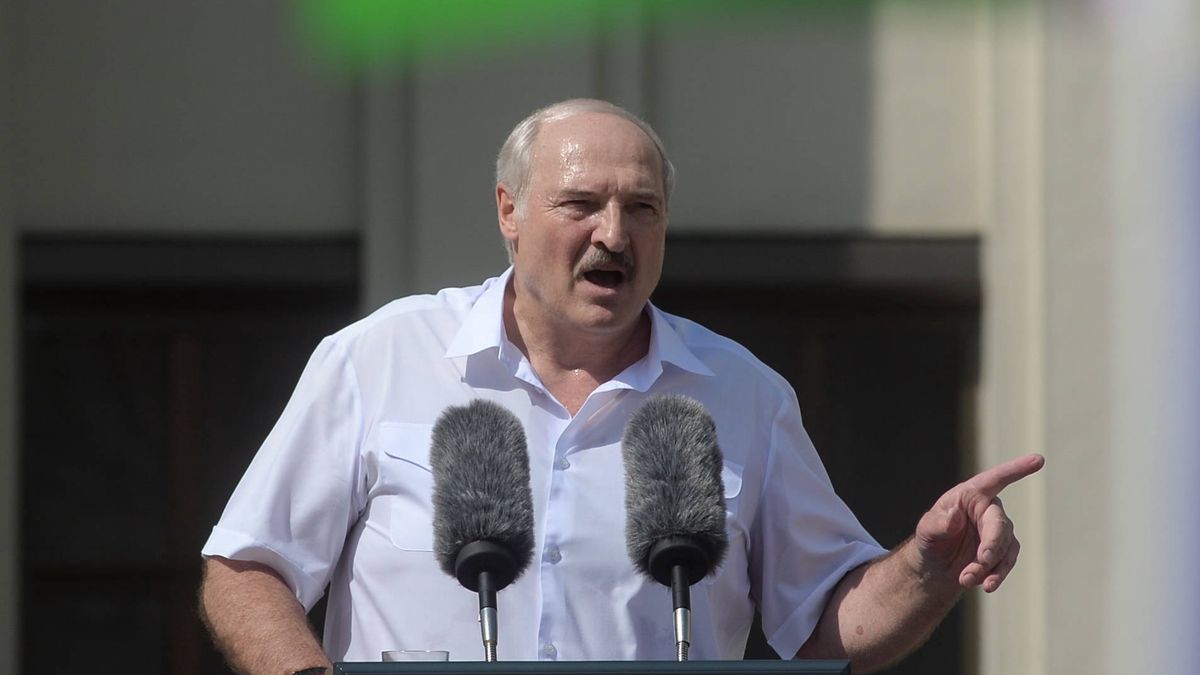 Supporters of Belarusian President Alexander Lukashenko rally in Minskepa08606987 Belarusian President Alexander Lukashenko addresses his supporters during a rally in Minsk, Belarus, 16 August 2020. Long-time President Lukashenko is under mounting pressure after unrest erupted in Belarus over alleged poll-rigging and police violence at protests following election results claiming that he had won a landslide victory in the 09 August elections. As unrest continued in the country as of 15 August, Lukashenko sought the help of Russian President Vladimir Putin asking assistance in the event of external military threats to Belarus, media reported. Opposition leader Tikhanovskaya fled to Lithuania after rejecting the election results she claimed was rigged. Following the deathly crackdown on protesters, EU foreign ministers, during a video conference in Brussels on 14 August, approved sanctions against responsible officials in Belarus.  EPA/YAUHEN YERCHAK Dostawca: PAP/EPA.YAUHEN YERCHAK