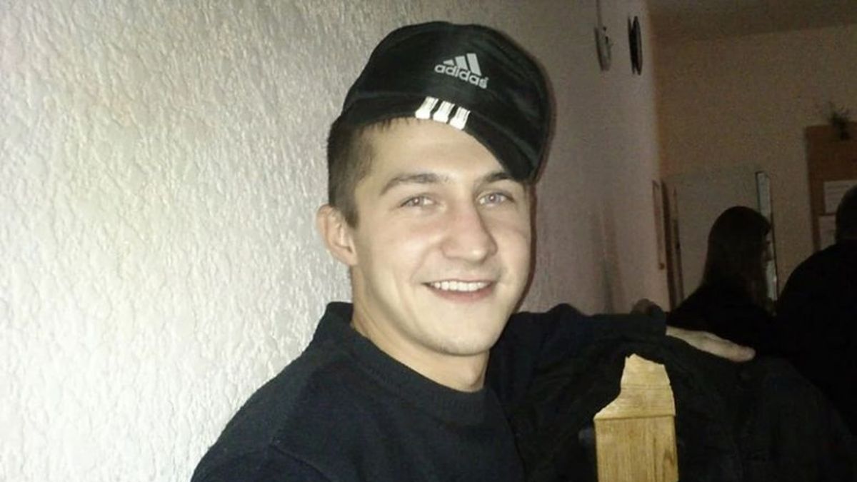 Pedofil musiał kopać swój własny grób 