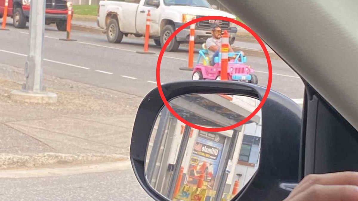 Mężczyzna jechał pijany dziecięcym autem