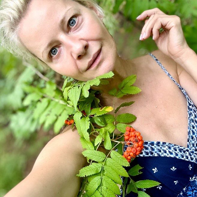 Naturalna Małgorzata Kożuchowska w otoczeniu natury