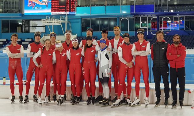 Claudia Pechstein (w biało-szaro-czarnym kombinezonie) z kadrą Polski na zgrupowaniu w Heerenveen. Lipiec 2019. Fot. Archiwum PZLS.