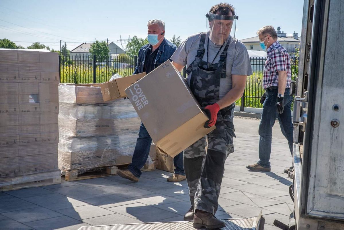 Koronawirus. Rafał Trzaskowski: "Pomagamy bohaterom walki z COVID19"