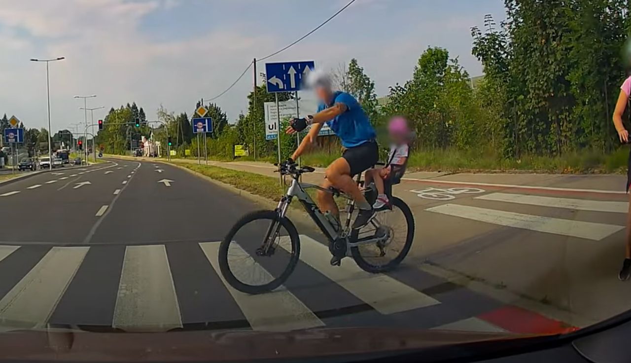 Sceny na pasach. Rowerzysta miał czerwone. Nagle wjechał