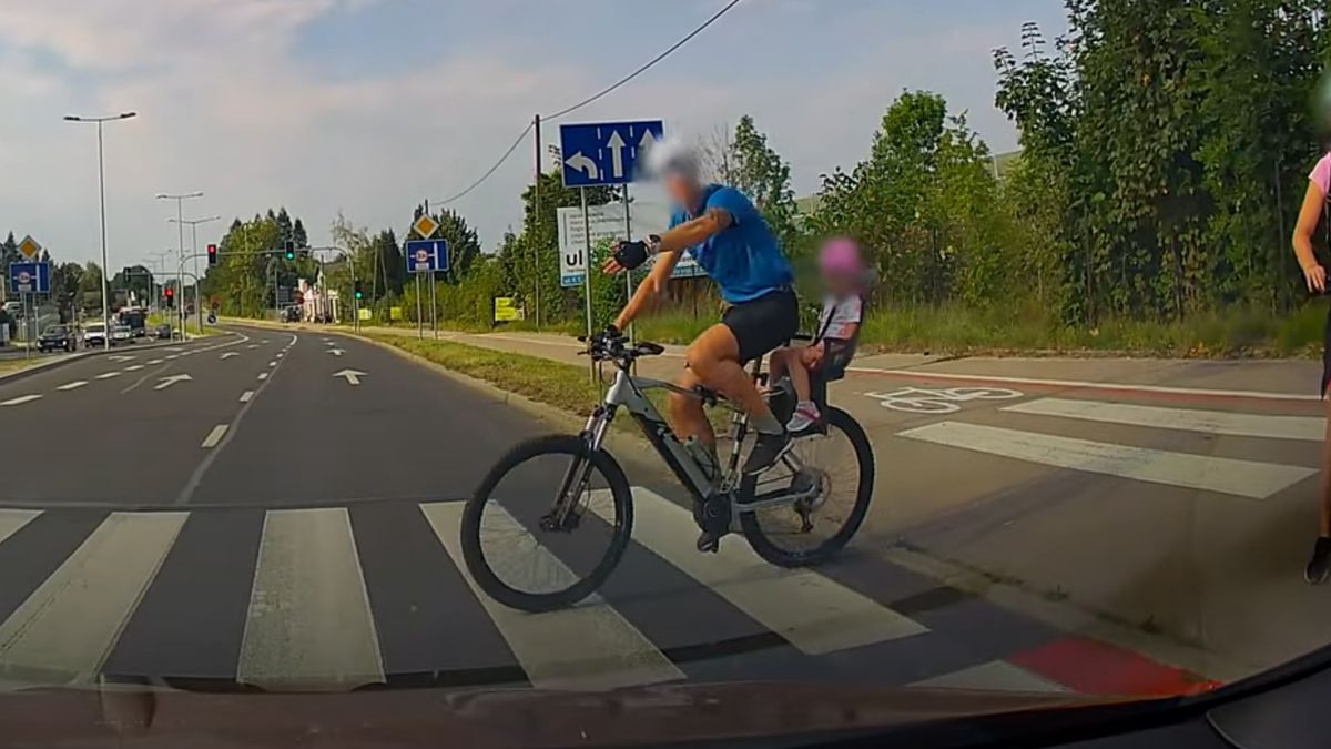 Rowerzysta miał czerwone światło. Wjechał na pasy.