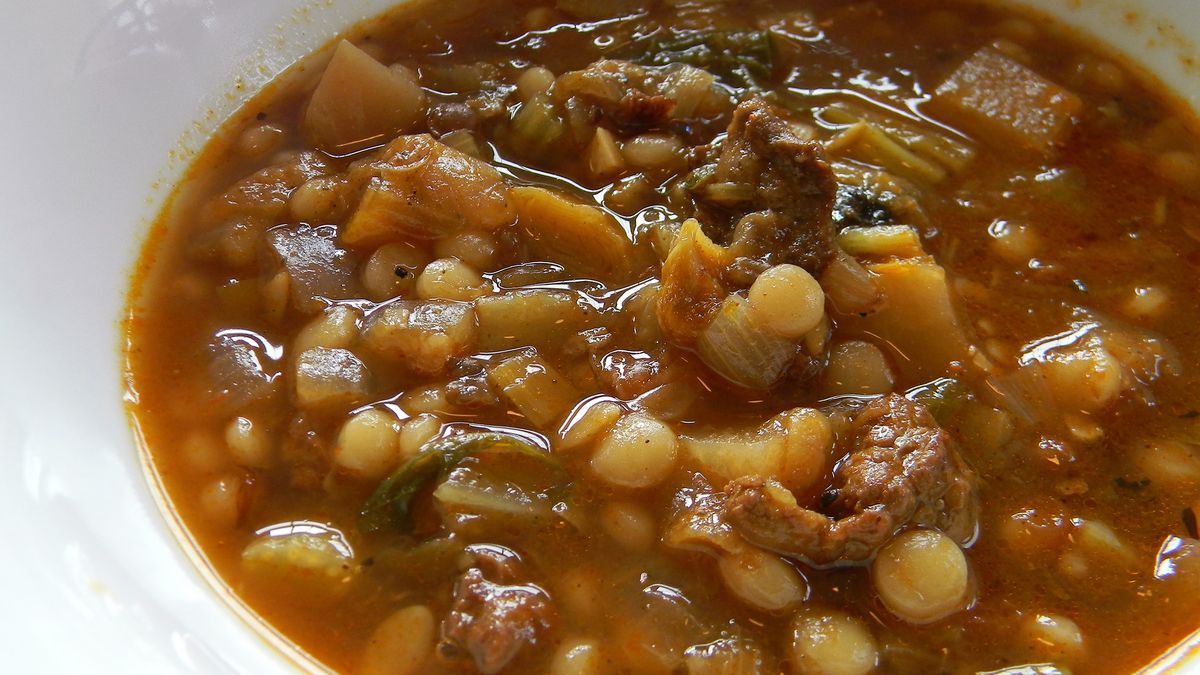 Pieczona fasola w puszce z wołowiną