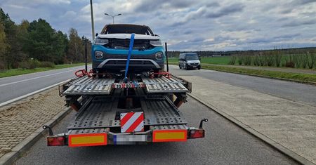 Zatrzymali lawetę. Stwierdzili, że auto to odpad i je zabrali
