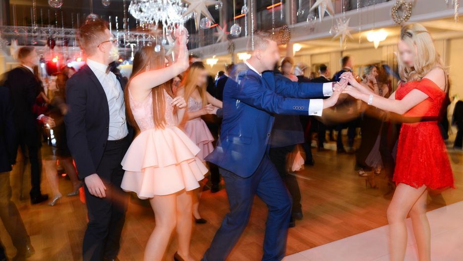 Bójka na studniówce. Uczennica rzuciła się na nauczycielkę