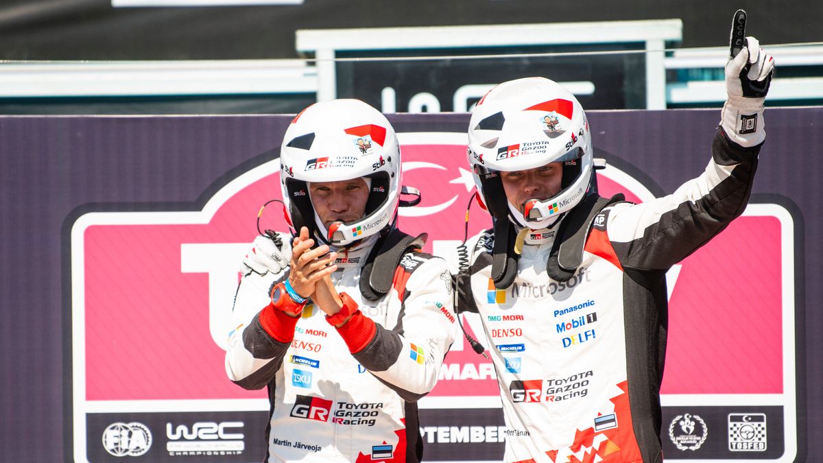 Materiały prasowe / Jaanus Ree/Red Bull Content Pool / Na zdjęciu: Ott Tanak i Martin Jarveoja świętują wygraną w Rajdzie Turcji