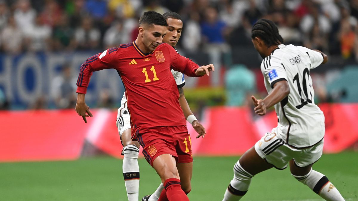 PAP/EPA / Na zdjęciu: Ferran Torres (z lewej) i Serge Gnabry