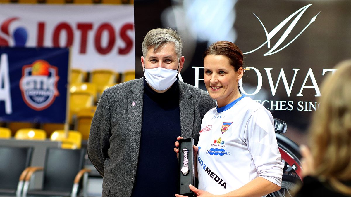 Elżbieta Międzik z trofeum za wygrany konkurs rzutów za 3 podczas Suzuki Pucharu Polski Kobiet