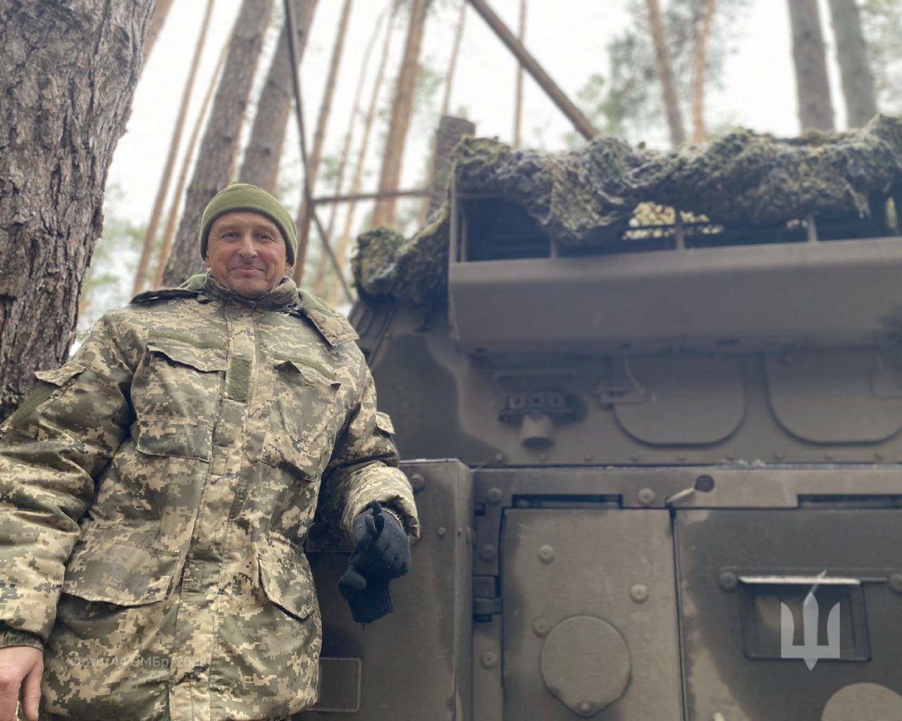 Ukraiński żołnierz na tle dostarczonego z polski samobieżnego moździerza M120 RAK.