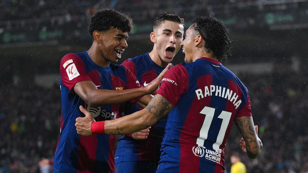 Getty Images / David Ramos / Na zdjęciu: zawodnicy FC Barcelony - Raphinha, Fermin Lopez, Lamine Yamal 