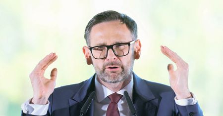 Obajtek w opałach. Mówi o 5,19 Tuska. Ekspert wyjaśnia różnicę