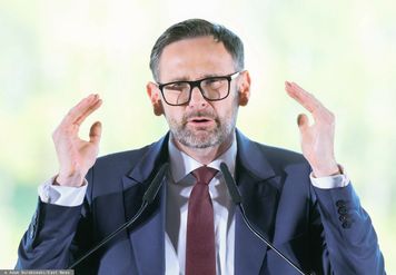 Obajtek w opałach. Mówi o 5,19 Tuska. Ekspert wyjaśnia różnicę