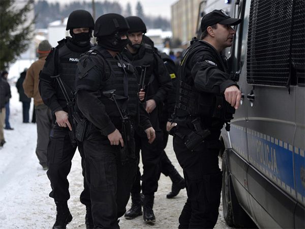 Antyterroryści w przed akcją przy ul. Cegielnianej w Sanoku