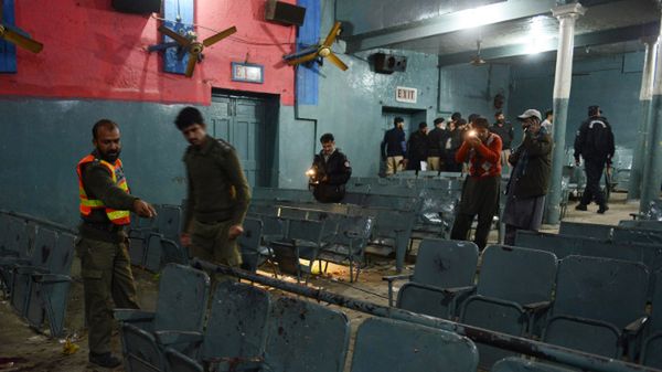 Pakistańscy śledczy w sali kinowej, gdzie doszło do ataku