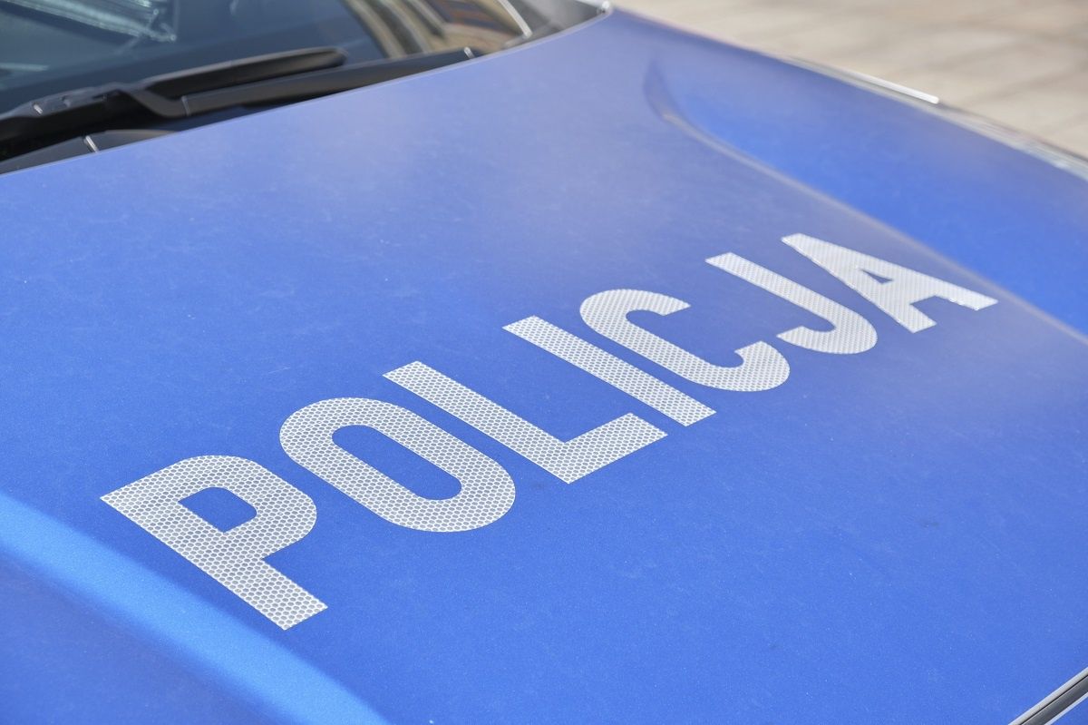 napis policja na radiowozie
