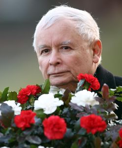 Postawił przed domem Kaczyńskiego rzeźbę. Mówi, co symbolizuje