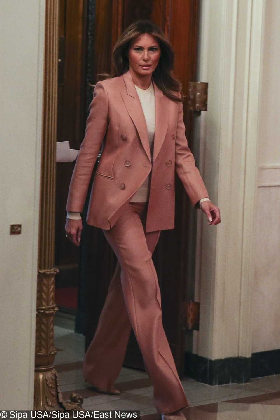 Melania Trump w pudrowym garniturze