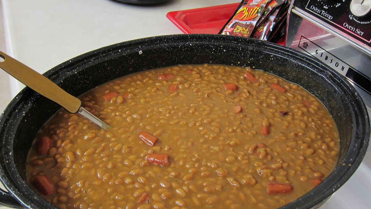 Pieczona fasola w puszce z wieprzowiną w słodkim sosie