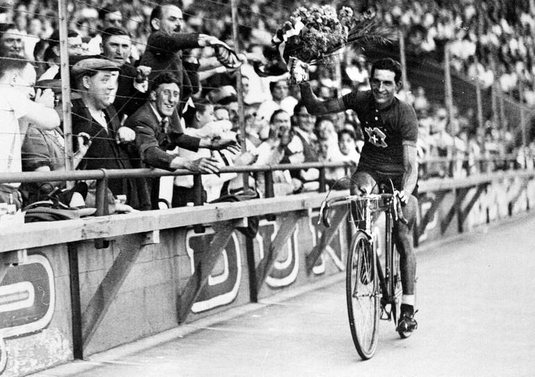 Gino Bartali na mecie Tour de France (1938). Świętuje zwycięstwo w tym najbardziej prestiżowym wyścigu świata.