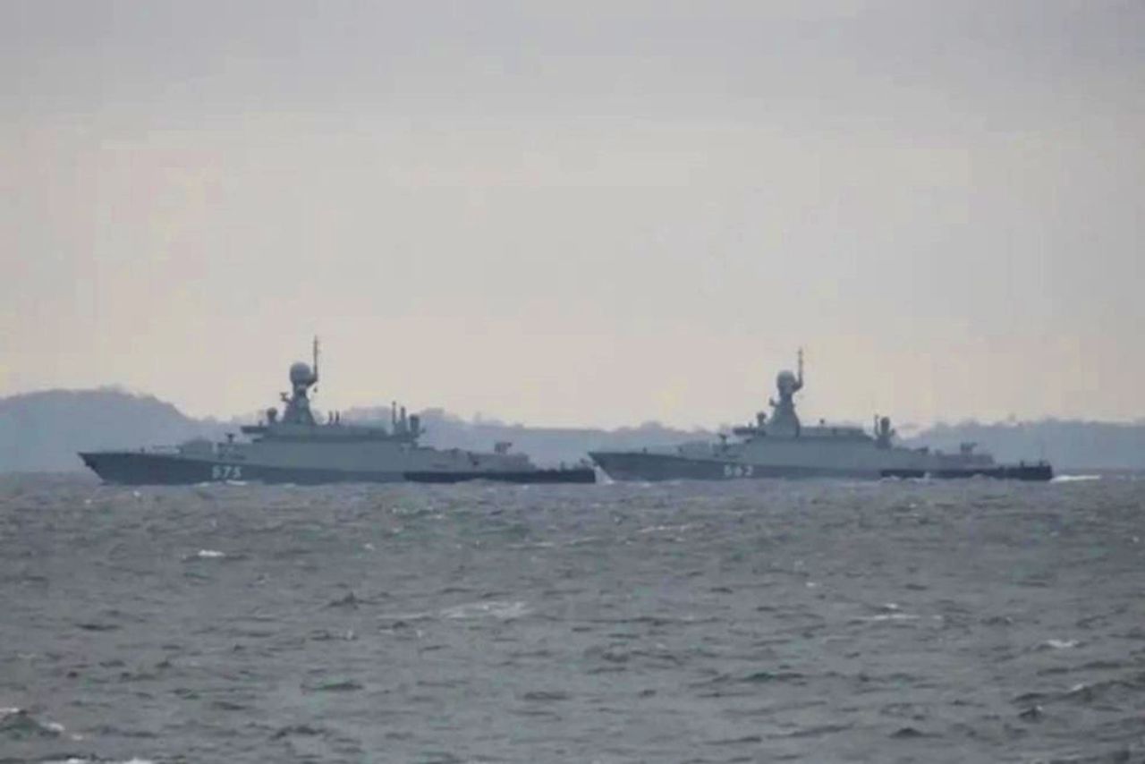Rosyjskie okręty typu Bujan-M - od lewej: Grad z widocznymi dodatkowymi antenami na nadbudówce i Sierpuchow