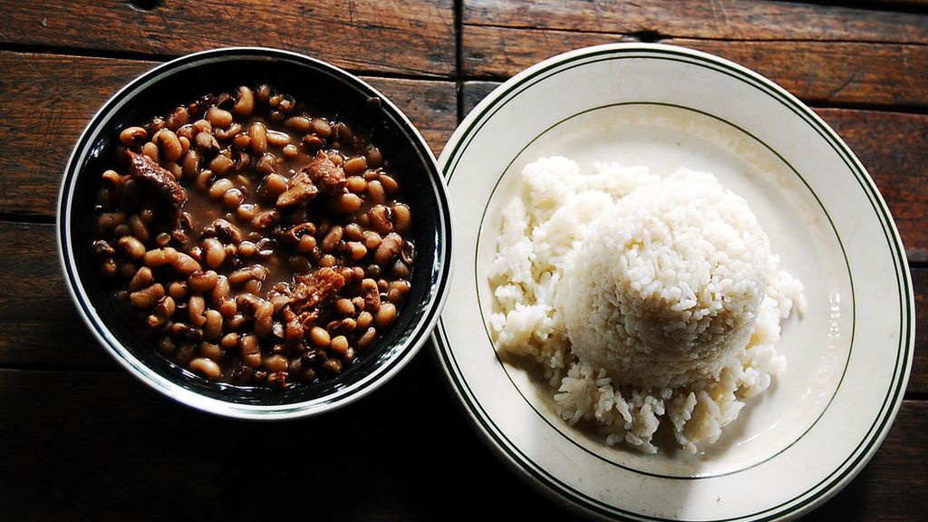 Pieczona fasola w puszce z wieprzowiną w sosie pomidorowym