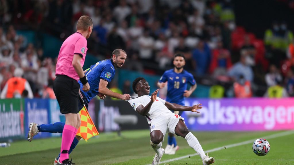 Zdjęcie okładkowe artykułu: Getty Images / Laurence Griffiths / Na zdjęciu: Giorgio Chiellini faulujący Bukayo Sakę