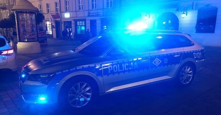 Pijana młoda dziewczyna leżała między blokami. O sprawie poinformowano policjantów