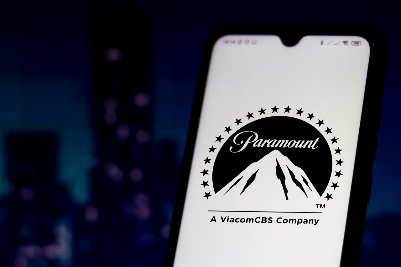 BRAZIL - 2020/08/26: In this photo illustration the Paramount Pictures Corporation logo seen displayed on a smartphone. (Photo Illustration by Rafael Henrique/SOPA Images/LightRocket via Getty Images)