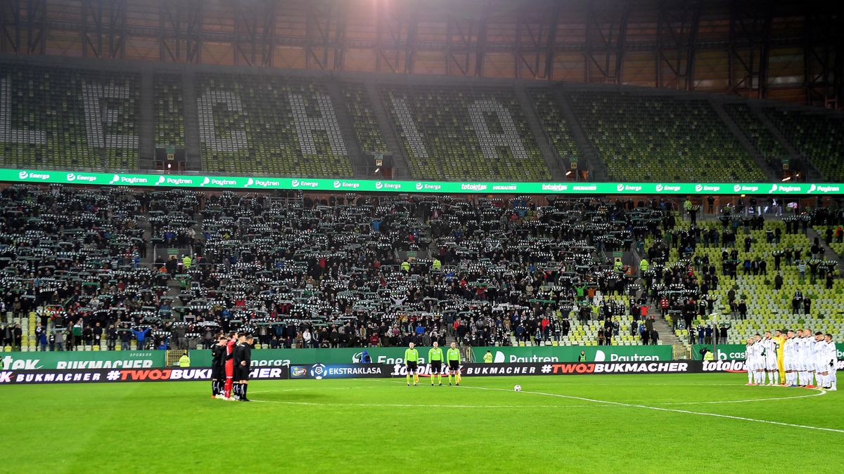 PAP / Marcin Gadomski / Przed pierwszym meczem rundy wiosennej Ekstraklasy w Gdańsku z Pogonią Szczecin piłkarze i kibice Lechii pożegnali zmarłego 14 stycznia Pawła Adamowicza