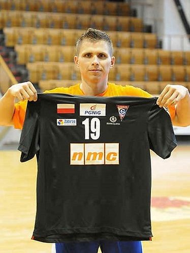 Bartłomiej Tomczak prezentuje nowy trykot fot. handballzabrze.pl